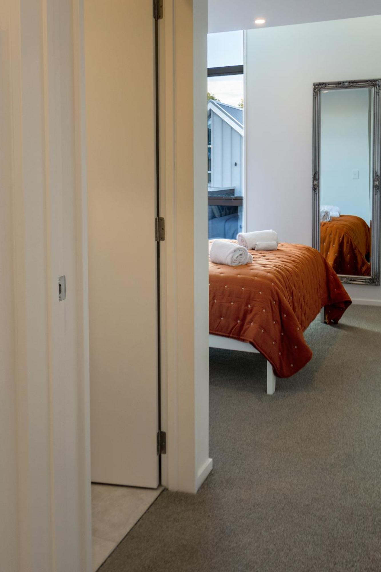 City Lights Retreat With Carpark 2 Bed 2 Bath Christchurch Esterno foto